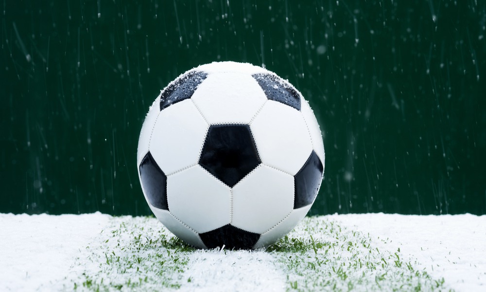 Sensorer larmar om snöröjning på Växjös fotbollsplaner